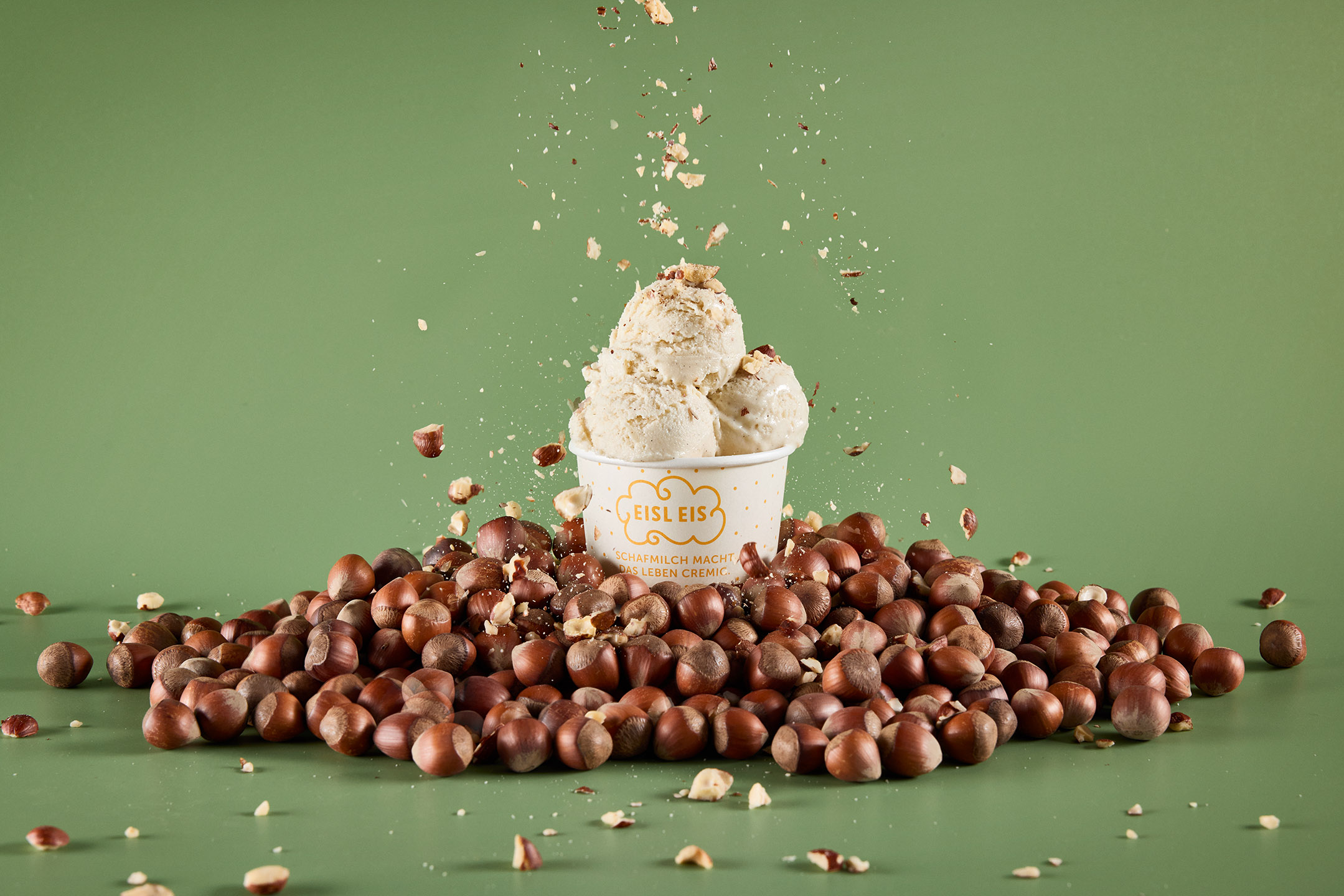 Haselnuss Eisbecher auf Haselnüssen