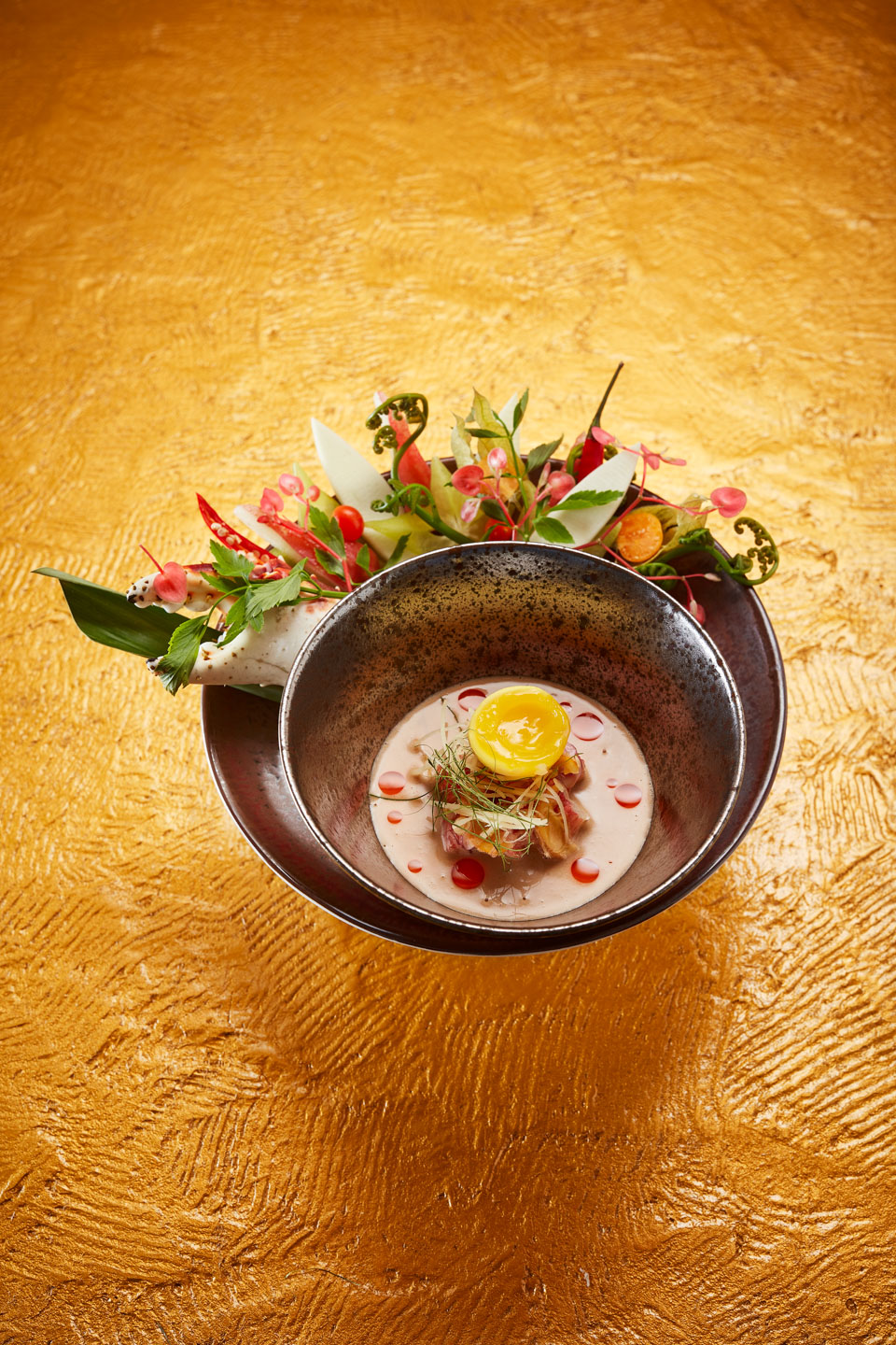 Bee Satongun, guest chef March 2019, food, cookbook, Restaurant Ikarus, Hangar-7, Salzburg, Austria, 2019.03.01, King crab, salted duck egg, coconut milk, Thai eggplant / Bee Satongun, Gastkoch März 2019, Gericht, Kochbuch, Restaurant Ikarus, Hangar-7, Salzburg, Österreich, 2019.03.01, Königskrabbe, gesalzenes Entenei, Kokosnussmilch, Thai-Aubergine