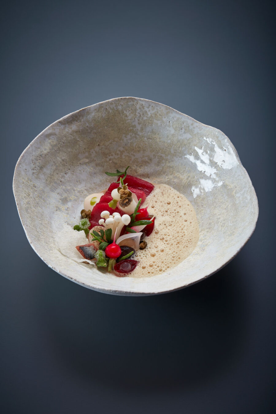 Best of Portugal, guest chef Dezember 2019, food, cookbook, Restaurant Ikarus, Hangar-7, Salzburg, Austria, 2019.12.12, Dieter Koschina, Balfegó tuna, radish, Dashi / Best of Portugal, Gastkoch Dezember 2019, Gericht, Kochbuch, Restaurant Ikarus, Hangar-7, Salzburg, Österreich, 2019.12.12, Dieter Koschina, Balfegó Thunfisch, Rettich, Dashi