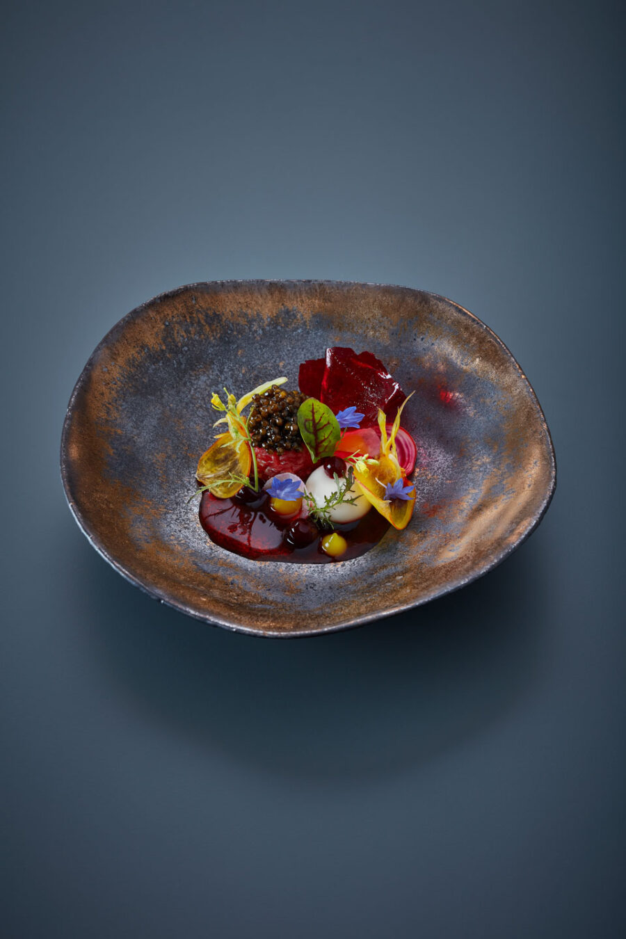 Best of guestchefs, guest chef June 2020, food, cookbook, Restaurant Ikarus, Hangar-7, Salzburg, Austria, 2020.06.09, Eckart Witzigmann, Beef tartar, beetroot, Imperial caviar / Best of Gastköche, guest chef Juni 2020, food, cookbook, Restaurant Ikarus, Hangar-7, Salzburg, Austria, 2020.06.09, Eckart Witzigmann, Beef Tartar, Bete, Imperial Kaviar