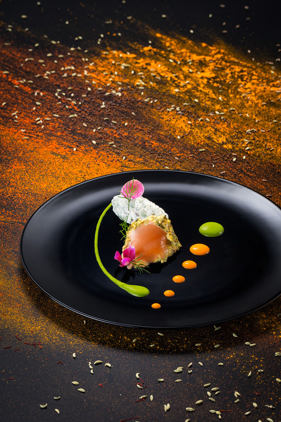 Hangar-7; Kochbuch 2015; Vineet Bhatia; Gastkoch Februar 2015; Geraeucherter Gewuerzlachs; Gurken Dill Raita: