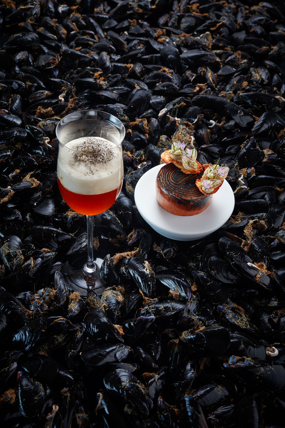 Paul Cunningham, guest chef June 2019, food, cookbook, Restaurant Ikarus, Hangar-7, Salzburg, Austria, 2019.06.05, Consommé of beef, stilton, onion / Paul Cunningham, Gastkoch Juni 2019, Gericht, Kochbuch, Restaurant Ikarus, Hangar-7, Salzburg, Österreich, 2019.06.05, Consommé vom Rind, Stilton, Zwiebel