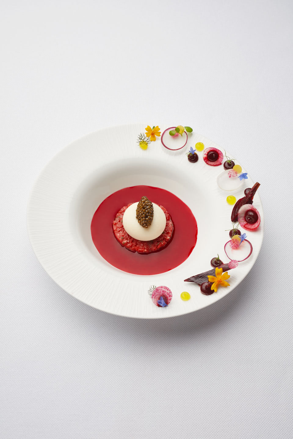 EW_NI_Klein Best of Austria, guest chef October 2020, food, cookbook, Restaurant Ikarus, Hangar-7, Salzburg, Austria, 2020.10.01, Alain Weissgerber, Eel, duck liver, apple / Best of Austria, Gastkoch Oktober 2020, food, cookbook, Restaurant Ikarus, Hangar-7, Salzburg, Austria, 2020.10.01, Alain Weissgerber, Aal, Entenleber, Apfel