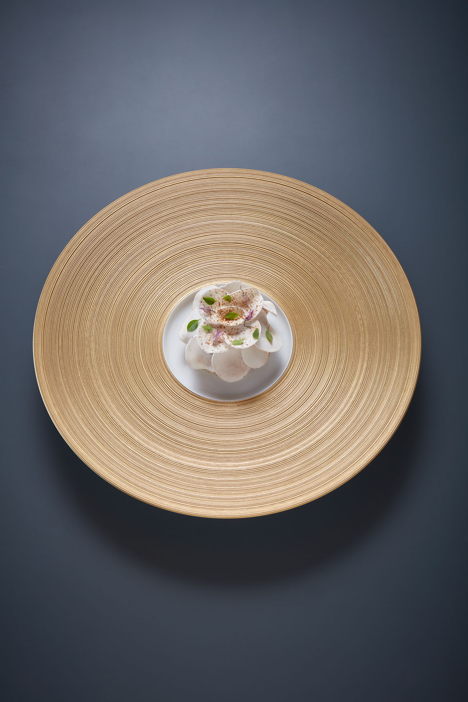 Marco Müller, Eierschwammerl, Hühnerhaut, Kirsche Marco Müller, guest chef July 2020, food, cookbook, Restaurant Ikarus, Hangar-7, Salzburg, Austria, 2020.07.15, Chanterelles, chicken skin, cherry / Marco Müller, guest chef Juli 2020, food, cookbook, Restaurant Ikarus, Hangar-7, Salzburg, Austria, 2020.07.15, Eierschwammerl, Hühnerhaut, Kirsche