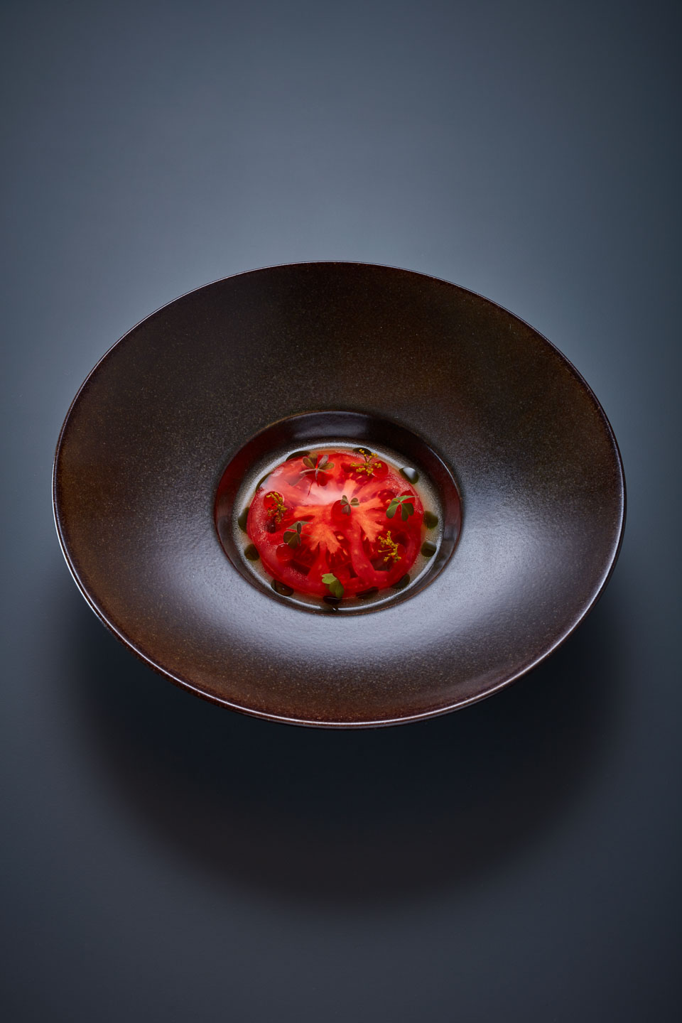 Marco Müller, Garum, Ochsenerztomate, grüner Wacholder Marco Müller, guest chef July 2020, food, cookbook, Restaurant Ikarus, Hangar-7, Salzburg, Austria, 2020.07.15, Garum, ox heart tomato, green juniper / Marco Müller, guest chef Juli 2020, food, cookbook, Restaurant Ikarus, Hangar-7, Salzburg, Austria, 2020.07.15, Garum, Ochsenherztomate, grüner Wacholder